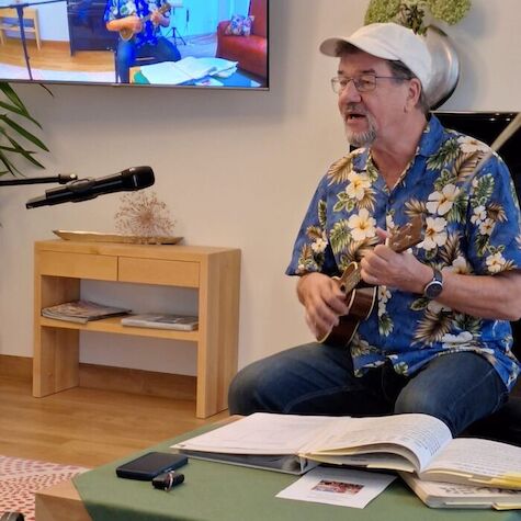 Wolfgang Beisert spielt Ukulele für unsere Hospizgäste