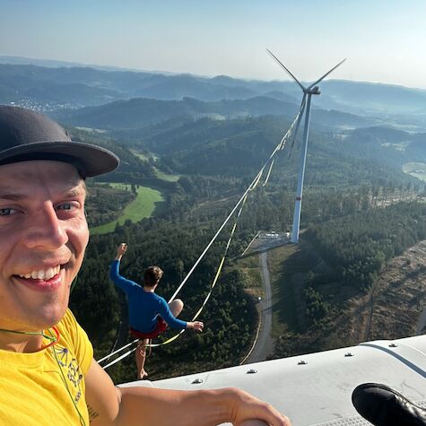Peter Bessler in Aktion „Hoch hinaus – fürs Leben“: Highline-Aktion über zwei Tage verbindet Hospizarbeit, Kirche, Innenstadt und Familien